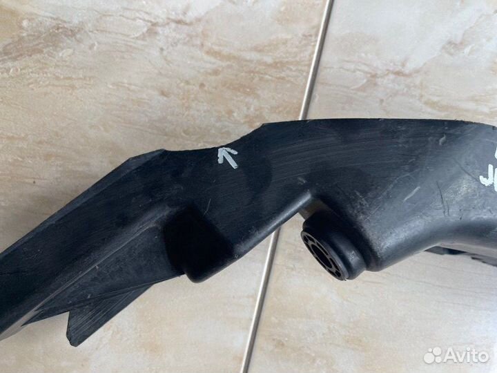 Кронштейн фары правый Jeep Grand Cheroke Wk 2 С