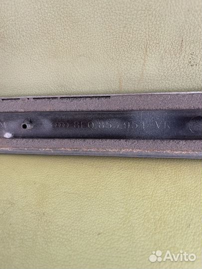 Audi A4 B7 Молдинг двери предняя правая