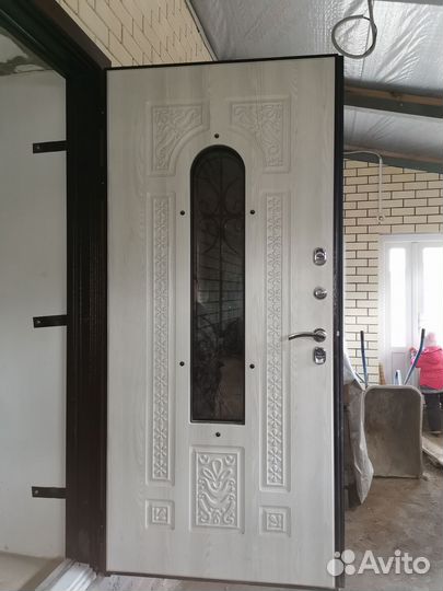 Дверь входная с ковкой