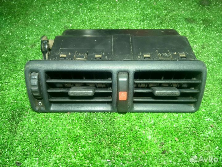 Центральный дефлектор с кнопкой Opel Vectra A