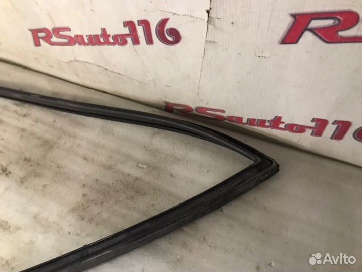 Уплотнитель стекла перед правый Hyundai Sonata 4