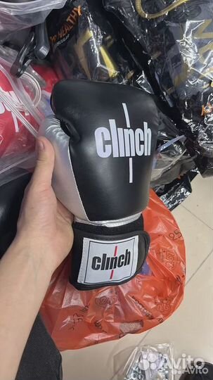 Боксерские перчатки и бинты