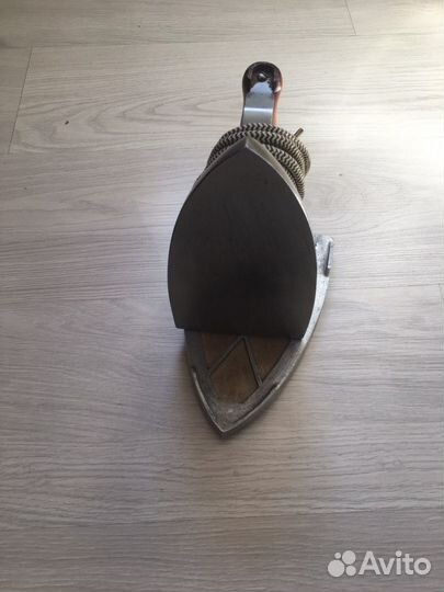 Старый электрический утюг с подставкой