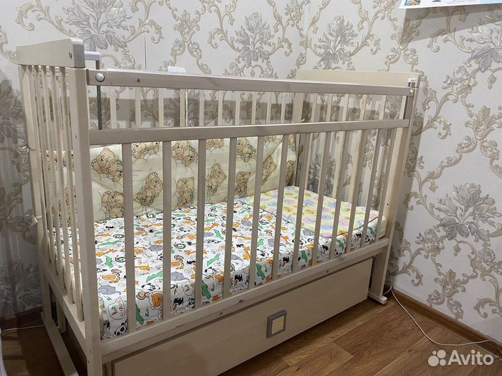 Детская кроватка с маятником и комодом