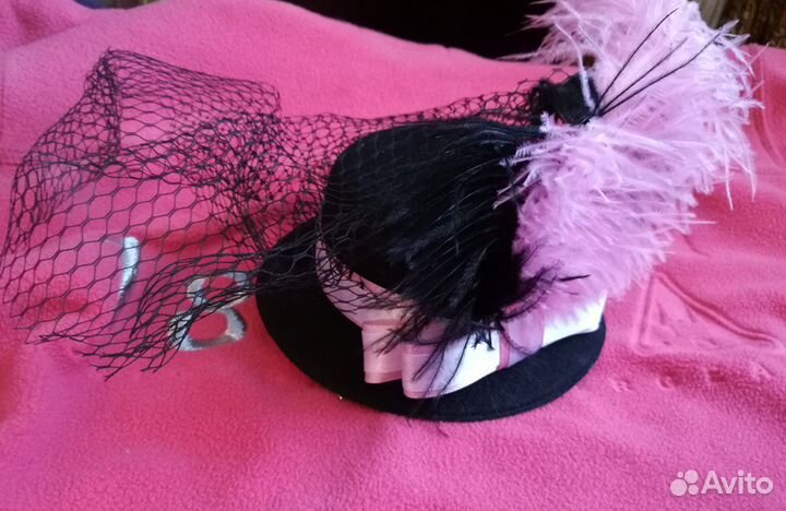 Миниатюрная шляпа с натуральным пером страуса