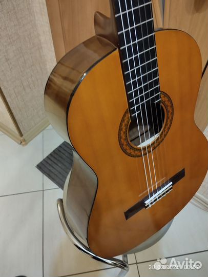 Классическая Yamaha C-40 С чехлом и каподастром