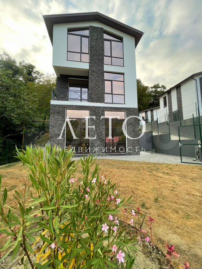 Дом 217,3 м² на участке 4,7 сот.