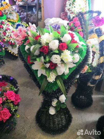 Сердце из искусственных цветов