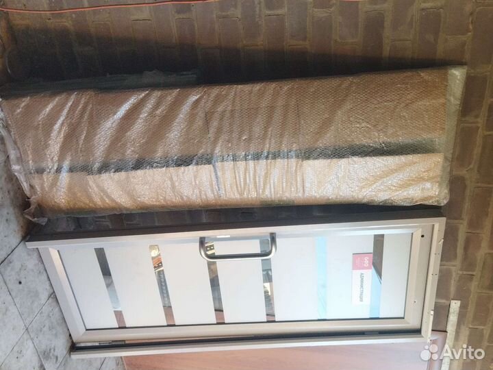 Перегородка с дверью алюминиевая стекло