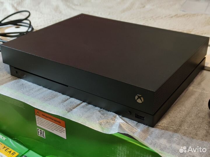 Xbox One X 1Tb+пульт+диски