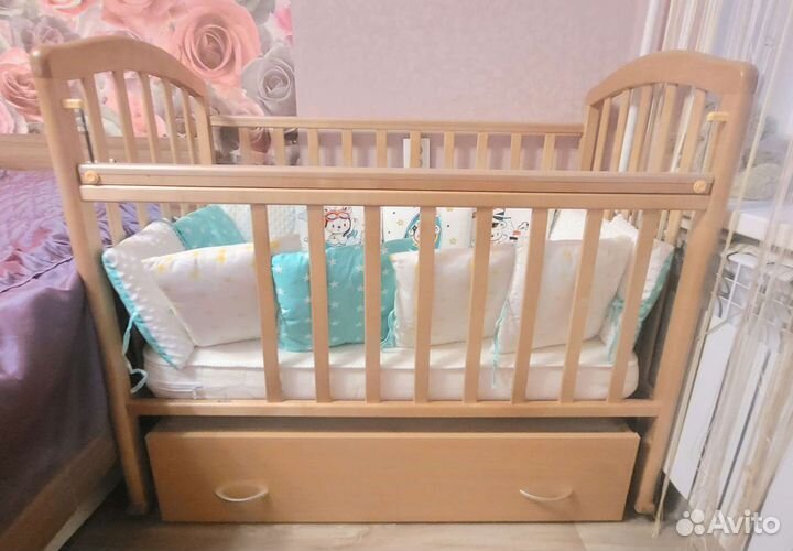 Детская кроватка с поперечным маятником и ящиком