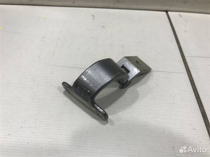 Петля двери багажника Skoda Octavia A7