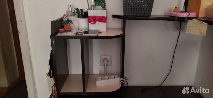 Угловой письменный стол с полками