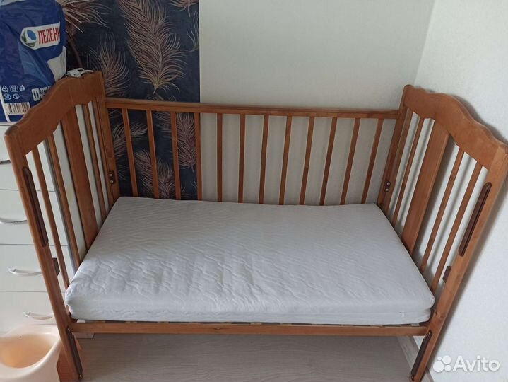 Детская кроватка с маятником