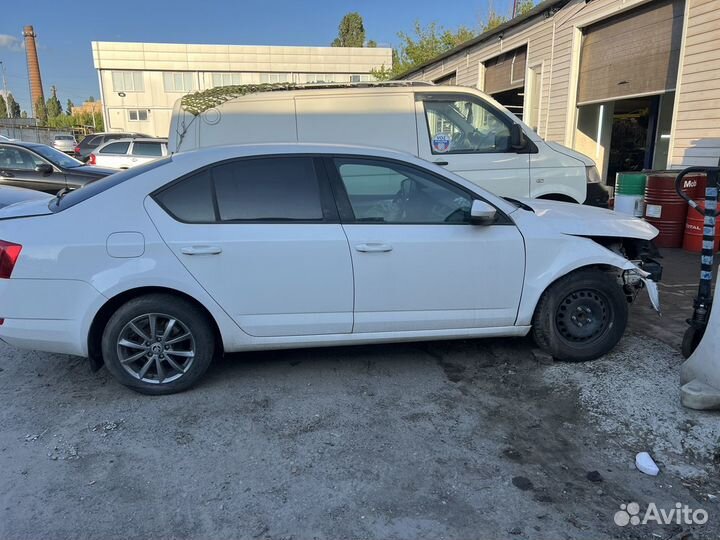 Skoda Octavia 1.2 МТ, 2013, битый, 319 000 км