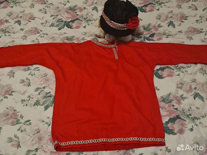 Русская красная рубашка и картуз