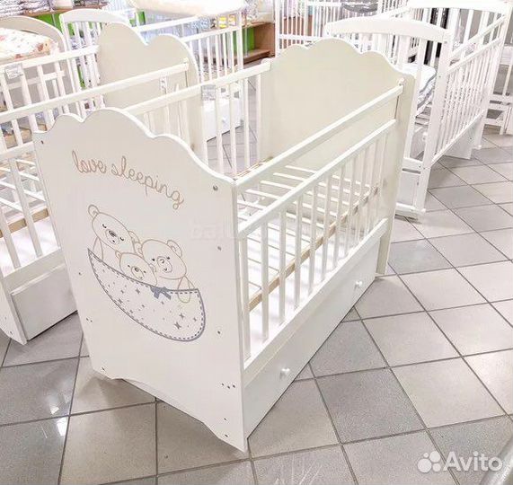 Детская кроватка с маятником