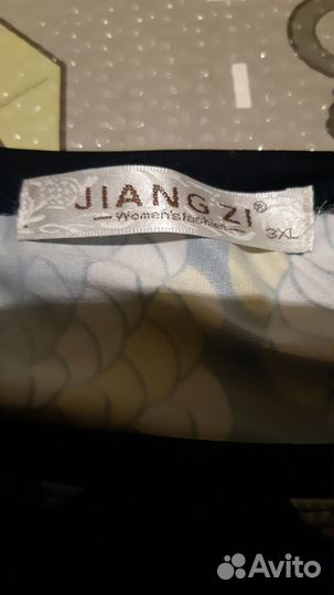 Женская куртка с цветочным принтом и футболка MK