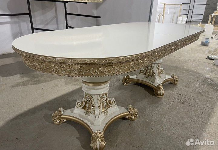 Стол и стулья