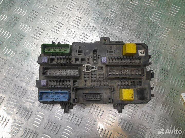 Блок предохранителей Opel Astra H универсал 1.8