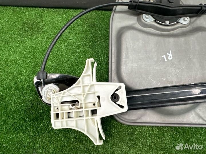 Стеклоподъемник задний левый Skoda Fabia 2 HB 1.2