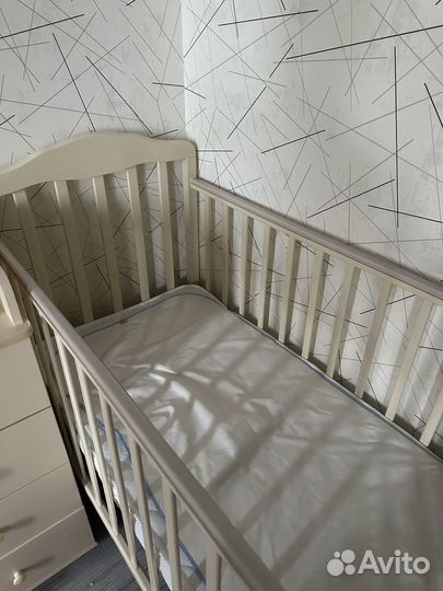 Детская кровать и комод