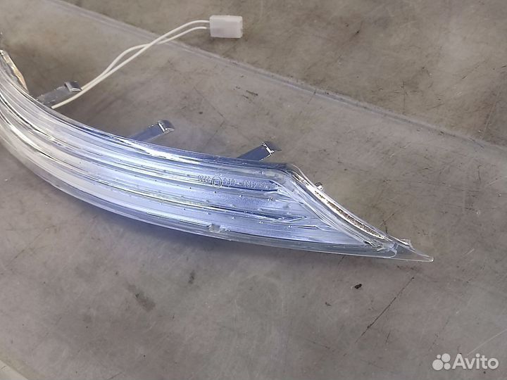 Повторитель поворота левый в зеркало VW Туарег GP