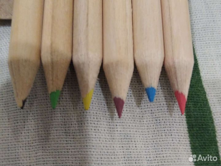 Цветные карандаши с точилкой и раскрасками