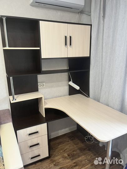 Компьютерный стол с полками и тумбой