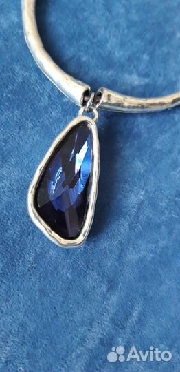 Колье с крупным кулоном в стиле испанского бренда