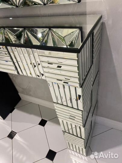 Зеркало и консоль