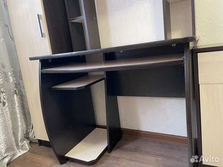Компьютерный стол и консоль, шкафы