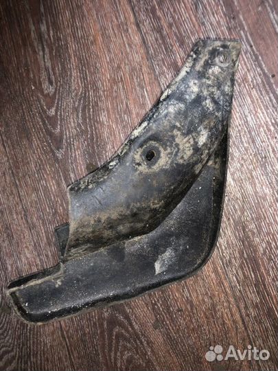 Брызговик передний левый Toyota Camry CV30 3SFE