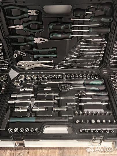 Набор инструментов в чемодане