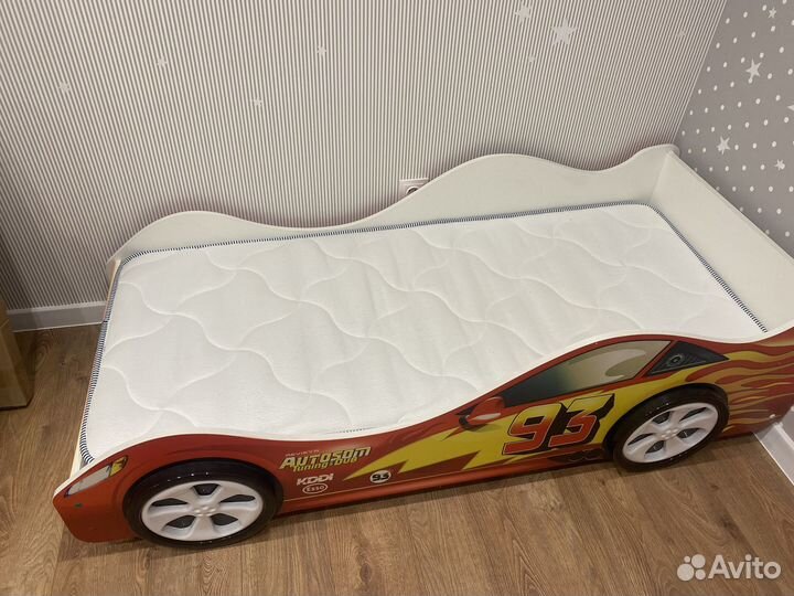 Детская кровать машинка с матрасом бу
