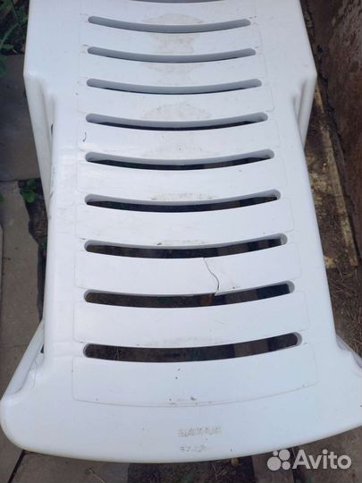 Шезлонг лежак пластиковый