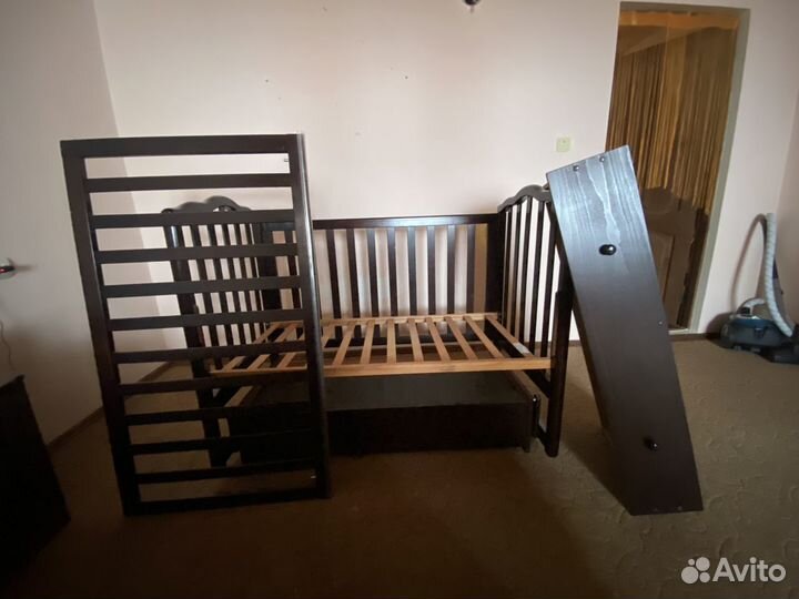 Продам детскую кровать с маятником