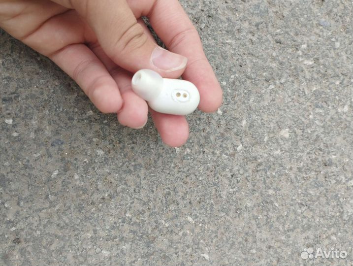 Беспроводной наушник азиата