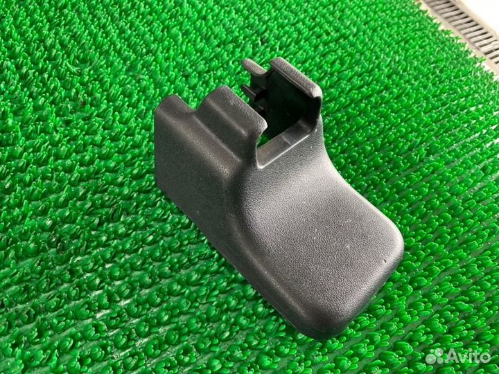 Крышка петли сиденья прав. зад. Toyota 4Runner