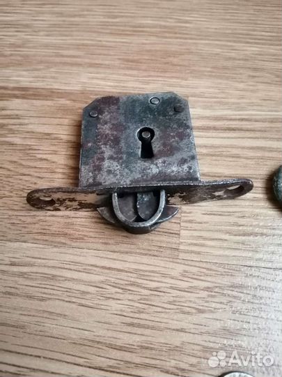 Старинный замок и накладной на замочную скважину