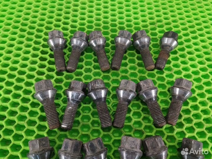 Болт колесный