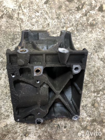 Кронштейн компрессора кондиционера Ford Focus 2