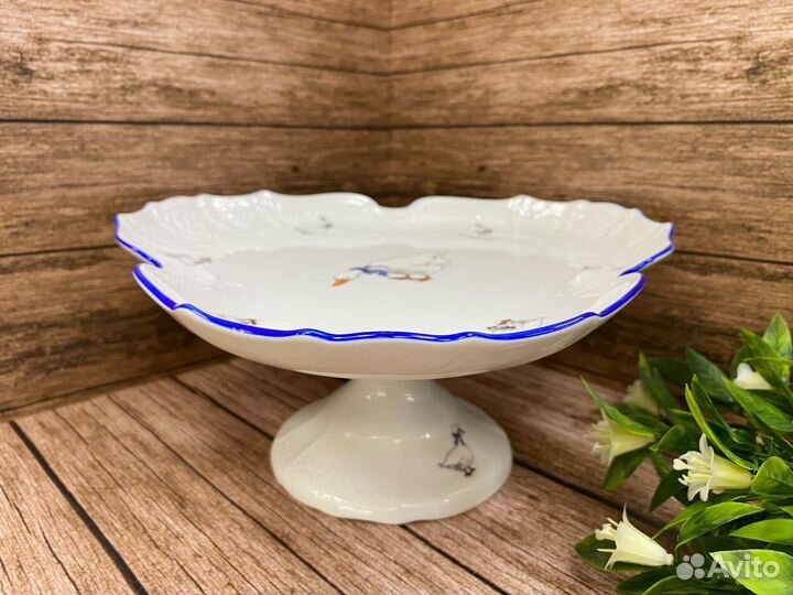 Поднос треуг. на ножке 