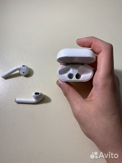 Наушники AirPods