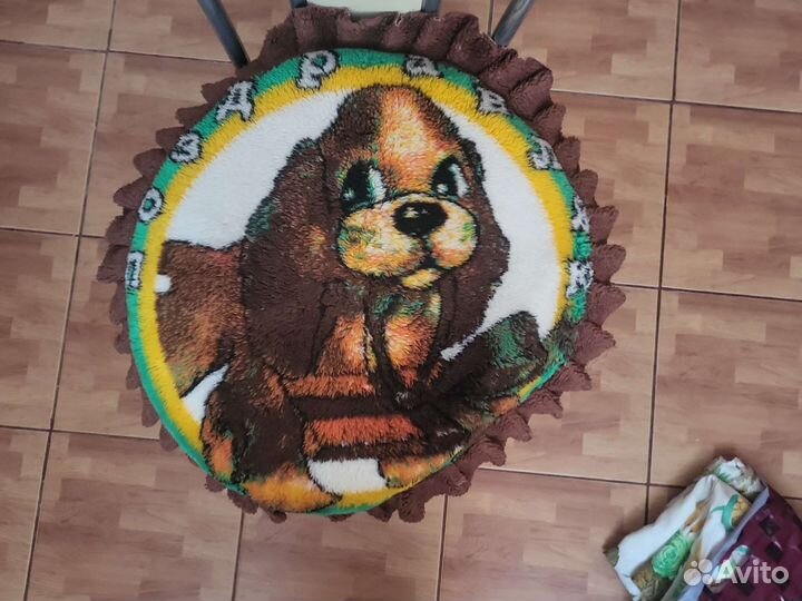 Подушка на диван для украшения и можно полежать