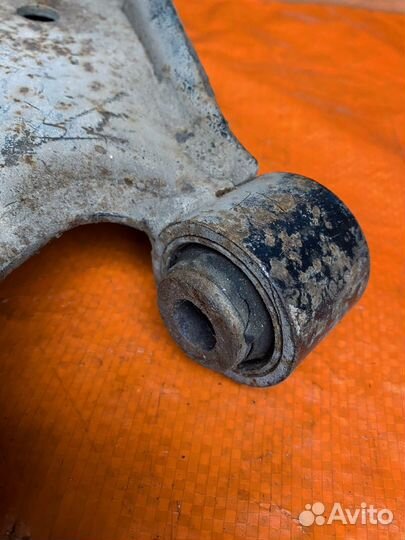 Передний правый рычаг honda HR v 2003 год