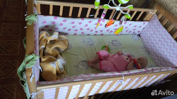 Детская кроватка с продольным маятником