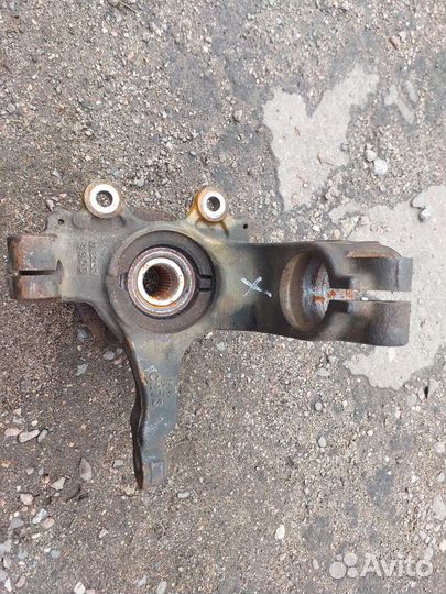 Кулак поворотный правый мазда 3