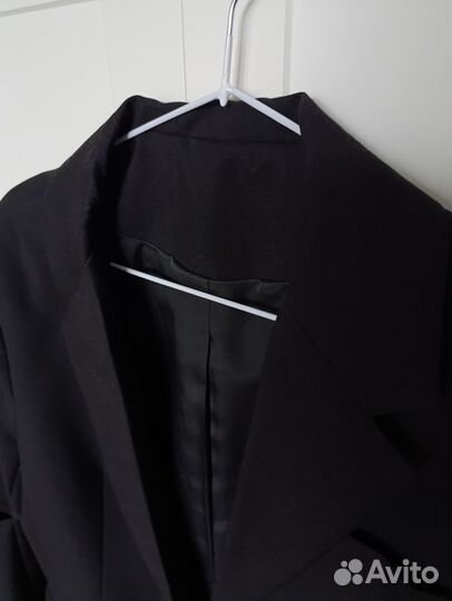 Пиджак с разрезами на рукавах