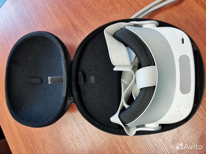 Автономный VR шлем XRSpace Manova 5GXR